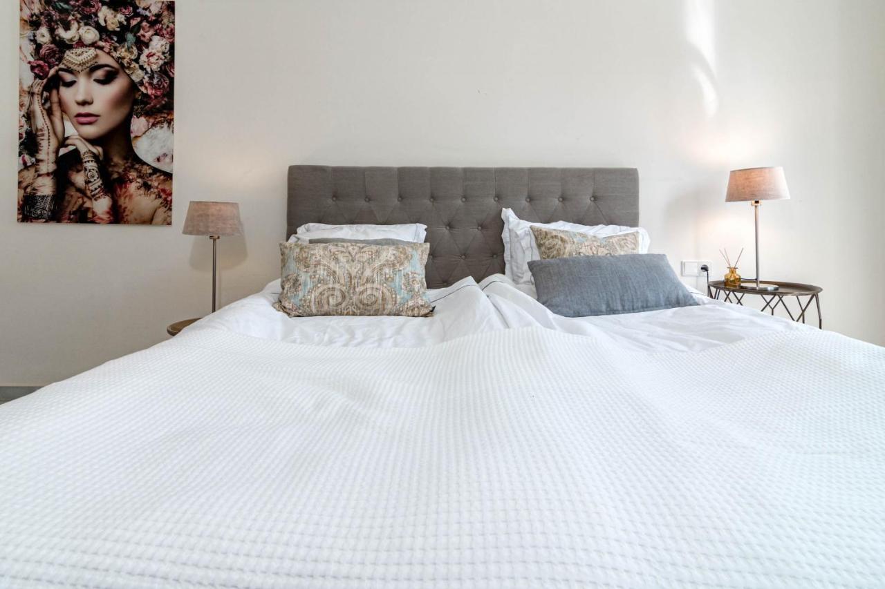 Sensational And Exotic 3-bedroom Retreat In Nueva Andalucia With A Palm Garden Apartment *